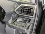 便利なカップホルダーを装備しています。 缶ジュースを開けて運転していると振動で倒れないかヒヤヒヤ、意外と置き場に困るもの。 意外に重要な装備ですね。