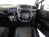 革巻きステアリングで快適な操作性の運転席です。