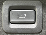 【パワーバックドア】スマートキーや運転席のボタンを押すだけでリアゲートが自動で開閉します!荷物を持っている時や、高い位置にあるバックドアを閉める際に便利な機能です♪