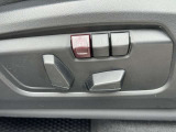 運転席メモリー付きフロント電動シート装備。