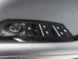 運転席のパワーウインドースイッチ部です。よく触れる場所だからこそ、使用状態があらわれますよね。ぜひこうした所もチェックしてください。
