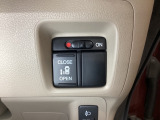 左側電動スライドドアは運転席からでも操作ができるように、ハンドル付近に開閉の操作スイッチが付いています。