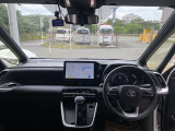 ブラックを基調とした内装で、落ち着いた印象です。