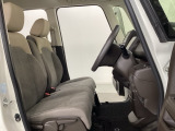女性でも運転がしやすいように、シートの高さ調整機能(シートリフター)がついています。運転席と助手席の間が空いている為、助手席側への移動がスムーズです。交通量の多い道でも助手席側から乗り降りができます。