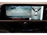 【全方位カメラ】 車の前後左右に取り付けられたカメラで、視線やバックモニターでは死角となる前方や真横も確認できます。狭い駐車スペースもスムーズに駐車できます。