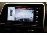 【全方位カメラ】 車の前後左右に取り付けられたカメラで、視線やバックモニターでは死角となる前方や真横も確認できます。狭い駐車スペースもスムーズに駐車できます。