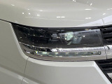 【LEDヘッドライト】悪天候や夜間走行時も良好な視界を確保し安心して運転できる高輝度LEDヘッドライトを装備!点灯速度が早く、消費電力も抑えられています。