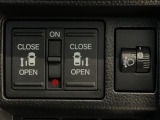 【両側パワースライドドア】両側がパワースライドドアになっており、運転席のスイッチやスマートキーでも開閉が可能です!開口部も広いので乗り降りも楽々♪