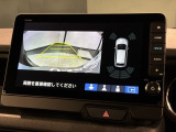 リバースギアに入れるだけで後方の表示へ切り替わります。夜間や雨の日の駐車も楽になりますよ。
