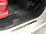 電動シートは運転中でも安全にシートポジションの設定が可能です。マセラティロゴが施されたスカッフプレート。
