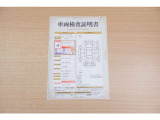 【車両検査証明書】店頭にて、クルマの状態が一目で分かる査証明書を公開中。トヨタ認定検査員が厳しく検査し、状態を点数と図解で表示しています。修復歴はもちろん、傷やヘコミの箇所や程度がご確認いただけます。