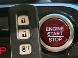 【Hondaスマートキー】カバンやポケットに入れたままでもドアの施錠・解錠が可能なスマートキーを装備。エンジンのオン・オフ時もカギを取り出す必要が無いからとっても便利です♪
