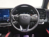 F SPORT専用ディンプル本革ステアリング(パドルシフト付)