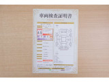 【車両検査証明書】店頭にて、クルマの状態が一目で分かる査証明書を公開中。トヨタ認定検査員が厳しく検査し、状態を点数と図解で表示しています。修復歴はもちろん、傷やヘコミの箇所や程度がご確認いただけます。