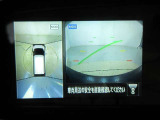 パノラミックビューモニター付きです。車両を上から見たような映像をディスプレイオーディオ画面に表示。運転席からの目視だけでは見にくい、車両周辺の状況をリアルタイムでしっかり確認できます。