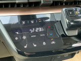 オートエアコンは、温度や風量を自動で調整してくれるため、運転に集中でき、疲労軽減にもつながります。また、車内の温度を一定に保つことで、結露やカビの発生を防ぐ効果もあります。