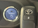 【スマートキー】カバンやポケットに入れたままでもドアの施錠・解錠が可能なスマートキーを装備。エンジンのオン・オフ時もカギを取り出す必要が無いからとっても便利です♪