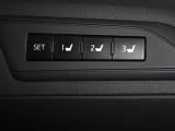 運転席のパワーシートは3名様分までメモリー機能付きです。
