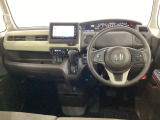 車内は光触媒抗菌消臭施工済です。インパネ周りはスタイリッシュなデザインで機能や装備も充実しています。グローブボックスやカップホルダーのほかにトレーなどたくさんの収納スペースが付いています。