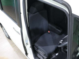 程よい硬さとホールド性が高いシートで長時間運転も快適です。