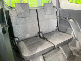 床下収納式のサードシートです。座席部分をコンパクトに収納でき、広大な荷室スペースとしてお使いいただけます!乗車人数や荷物の量など利用シーンに合わせて3列目を有効活用でき、とっても便利♪