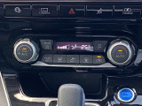 オートエアコン搭載車です。風量を自動で調節します。