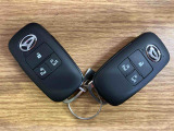 【スマートキー】 スマートキーを携帯していれば、ドアハンドルのボタンを押してロックの解除ができ、パワースライドドアもワンタッチで開閉できます。