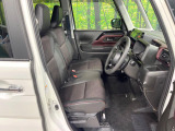 運転席まわりには十分なスペースがあり、大柄な方でもゆったり運転していただける環境です。