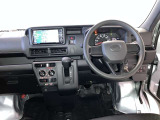 運転席周りのレイアウトをご覧ください。ナビゲーションが綺麗に装着されすっきり収まってますね!