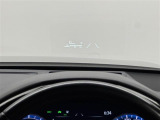 【ヘッドアップディスプレイ】フロントウインドウガラスに運転支援システムの作動状況やナビゲーションの案内表示など、走行に関するさまざまな情報を表示できます。(表示内容は車種により異なります)