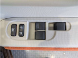 パワーウィンドウのスイッチですよ。 運転席に居ながら窓を開け閉めのコントロールできますよ。 ロック機能で、子供がイタズラして窓を開けるという事も無くなりますよ。