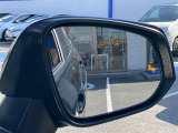 隣車線を走る車両をレーダーで検知し、ドアミラーでは確認しにくい後側方エリアに存在する車両に加え、急接近してくる車両も検知します。車両を検知するとドアミラーに搭載されたLEDインジケーターが点灯します。