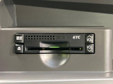 【スマートキー】カバンやポケットに入れたままでもドアの施錠・解錠が可能なスマートキーを装備。エンジンのオン・オフ時もカギを取り出す必要が無いからとっても便利です♪