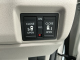 【両側パワースライドドア】両側がパワースライドドアになっており、運転席のスイッチやスマートキーでも開閉が可能です!開口部も広いので乗り降りも楽々♪