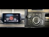 ナビやオーディオの操作をセンターのコンソール部に配置されたコマンダースイッチで目線を前方から外さず操作できます。
