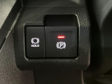【電動パーキングブレーキ+オートブレーキホールド機能】 指先だけで簡単に操作が可能なパーキングブレーキ、スイッチを押すとブレーキペダルから足を離してもブレーキを保持できるオートブレーキホールド搭載。