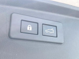 【パワーバックドア】スマートキーや運転席のボタンを押すだけでリアゲートが自動で開閉します!荷物を持っている時や、高い位置にあるバックドアを閉める際に便利な機能です♪