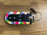 【スマートキー】 スマートキーを携帯していれば、ドアハンドルのボタンを押してロックの解除ができ、パワースライドドアもワンタッチで開閉できます。