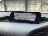 【マツダコネクト】  オーディオ操作、車両装備、ナビ案内など、統合的にモニターできる見やすいサイズのディスプレイです。