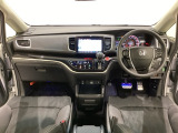 車内は光触媒抗菌消臭施工済です。インパネ周りはスタイリッシュなデザインです。グローブボックスやカップホルダーのほかにトレーなどたくさんの収納スペースが付いています。