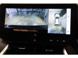 パノラミックビューモニター付きです。車両を上から見たような映像をディスプレイ画面上に表示。運転席からの目視だけでは見にくい、車両周辺の状況をリアルタイムでしっかり確認できます。