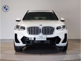 【キドニーグリル】BMWは約90年もの間、ほぼ全ての車両にひと目でBMWだと分かるこの特徴的なフロントグリルが備えられ、デザイン・アイコンとして親しまれてきました。