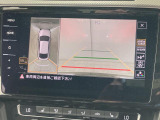 ギアをリバースに入れると車両後方の映像を映し出します。画面にはガイドラインが表示され、車庫入れや縦列駐車などの際に安全確認をサポートします。