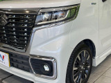 【LEDヘッドライト】悪天候や夜間走行時も良好な視界を確保し安心して運転できる高輝度LEDヘッドライトを装備!点灯速度が早く、消費電力も抑えられています。