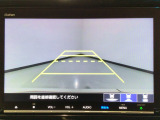 【バックカメラ】運転が苦手な方も車庫入れラクラクです!ギアをリバースに入れれば自動的に切り換わりますので、面倒な操作は不要です♪狭い駐車場もお車を傷つけず安心ですね!