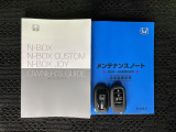 スマートキーは鍵をバッグに入れたままでもドアロックの開閉やエンジンのON・OFFができます。夜間や雨の日も鍵を探さなくて良いので便利です。