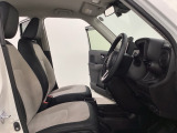 女性でも運転がしやすいように、シートの高さ調整機能(シートリフター)がついています。運転席と助手席の間が空いている為、助手席側への移動がスムーズです。交通量の多い道でも助手席側から乗り降りができます。