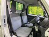 運転席まわりには十分なスペースがあり、大柄な方でもゆったり運転していただける環境です。