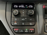 オートエアコンは左右席で独立温度コントロールが可能です。運転席はキンキンに冷やして助手席はマイルドにと言った設定が可能です☆暑さ寒さでケンカすることもなくなりますね♪