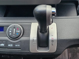 手に馴染むシフトノブで扱いやすく、快適な運転を支えます。